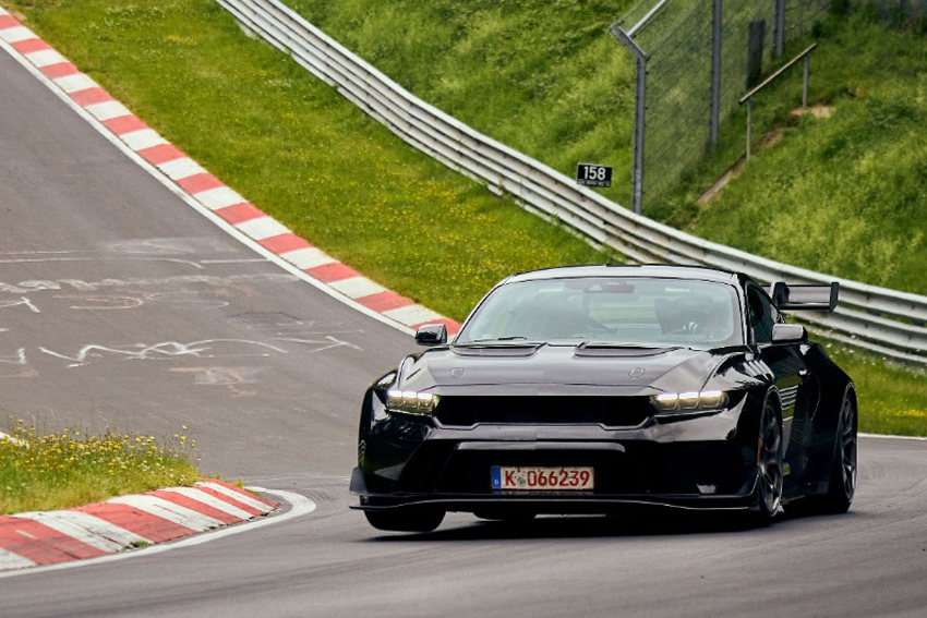 La future Ford Mustang GTD 2025 à l'essai sur circuit